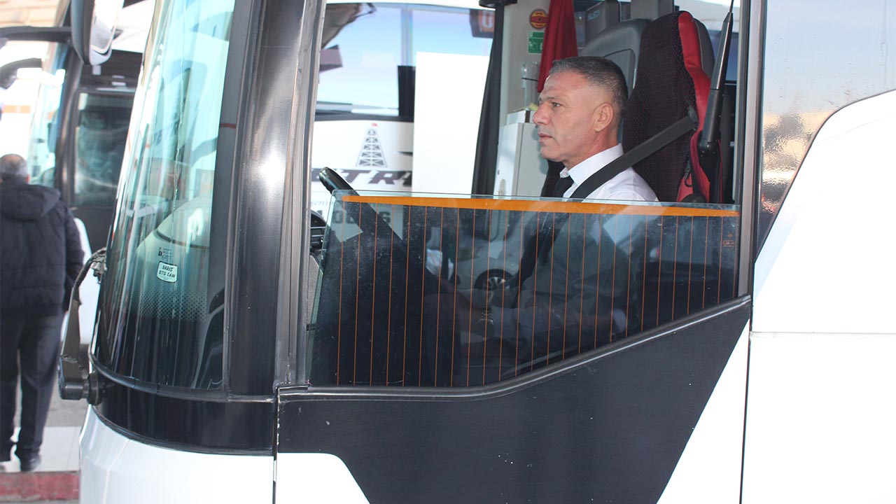 Yalova Siirt Otobus Sofor Yasli Kadin Sirt Tasima (1)