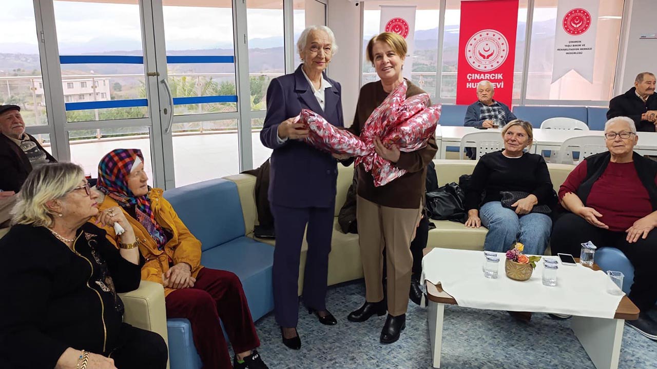 Yalova Cinarcik Yasli Bakim Huzurevi Belediye Baskan Es Chp Ilce Baskan El Emegi Corap Sal Hediye Yasli (6)