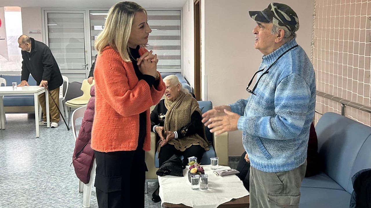 Yalova Cinarcik Yasli Bakim Huzurevi Belediye Baskan Es Chp Ilce Baskan El Emegi Corap Sal Hediye Yasli (9)