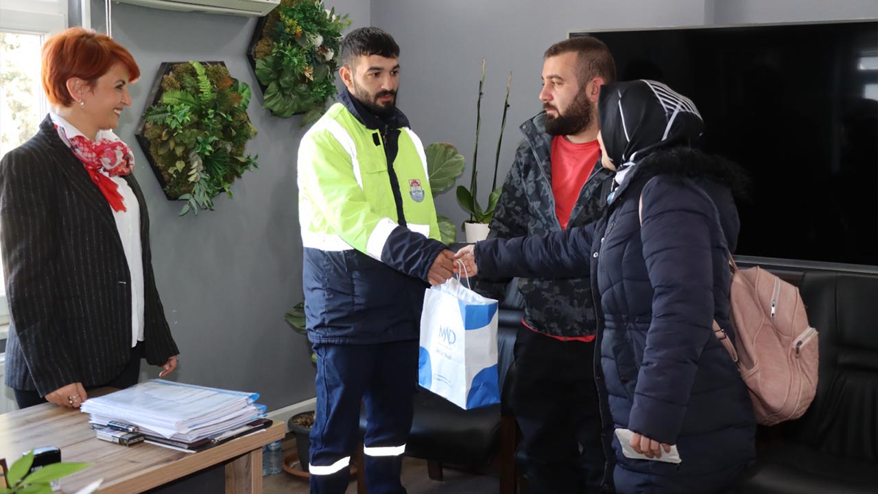 Yalova Belediye Temizlik Isleri Calisan Para Cuzdan Bulma Teslim Ornek Davranis Hareket (4)