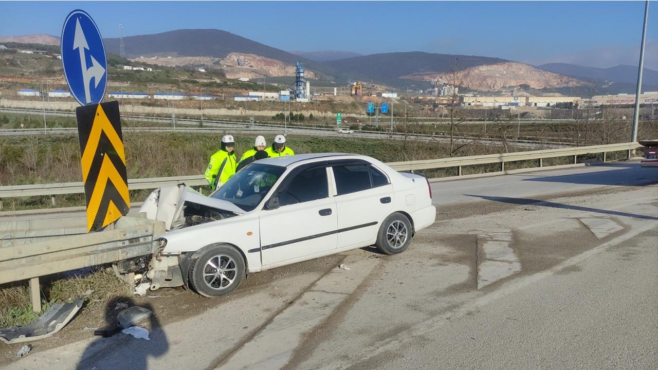 Yalova Bursa Orhangazi Karsak Kavsak Otomobil Bariyer Trafik Kaza (3)