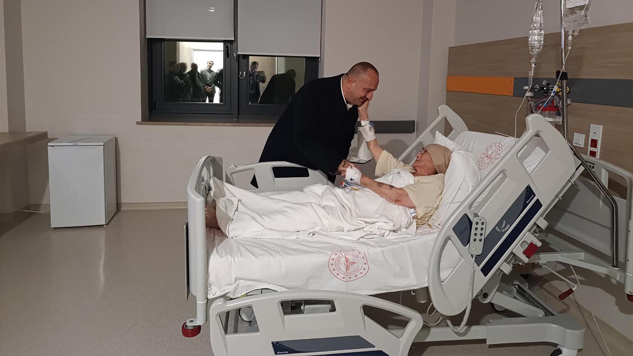 Yalova Cinarcik Belediye Baskan Meclis Uye Anne Hastane Tedavi Hasta Ziyaret (1)