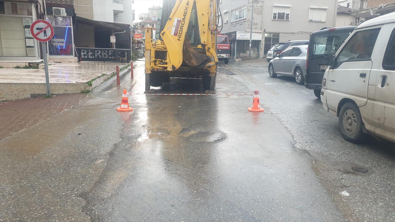 Yalova Esenkoy Belediye Personel Yagmur Yagis Yol Yikama Calisma (1)