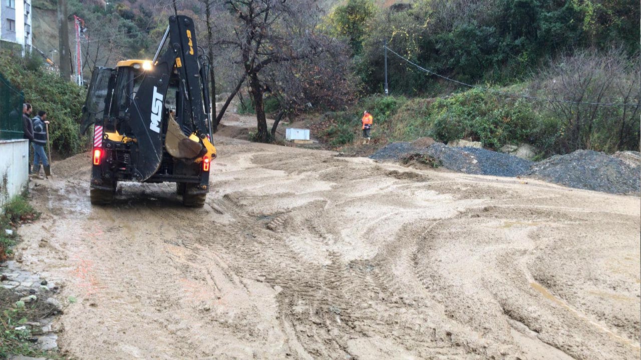 Yalova Esenkoy Belediye Personel Yagmur Yagis Yol Yikama Calisma (2)