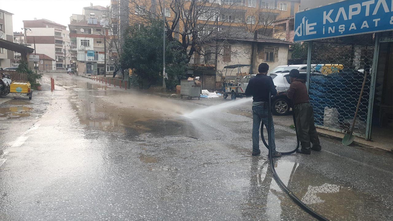 Yalova Esenkoy Belediye Personel Yagmur Yagis Yol Yikama Calisma (5)