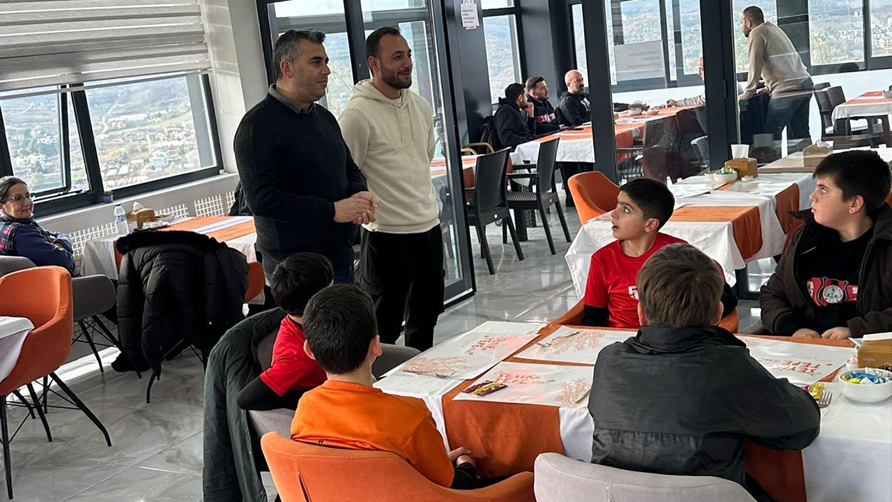 Yalova Kadikoy Belediye Baskan Cocuk Futbolcu Yemek (3)