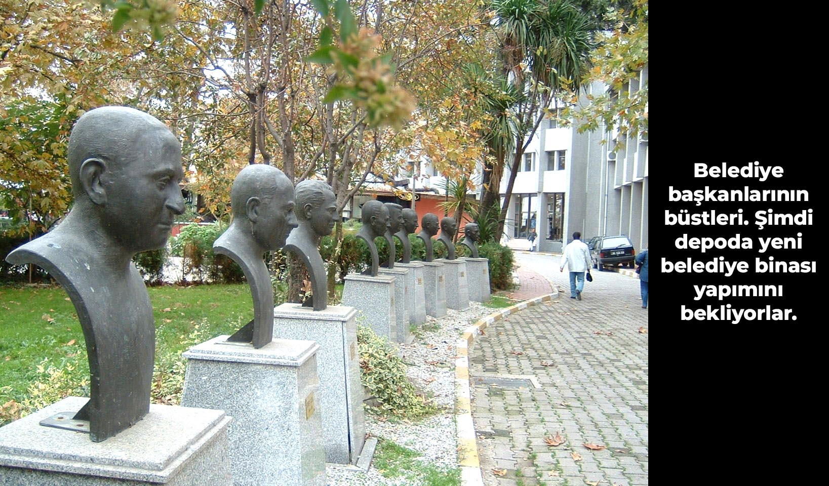 Foto 4 Belediye Başkanlarının Büstleri. Şimdi Depoda Yeni Belediye Binası Yapımını Bekliyorlar.