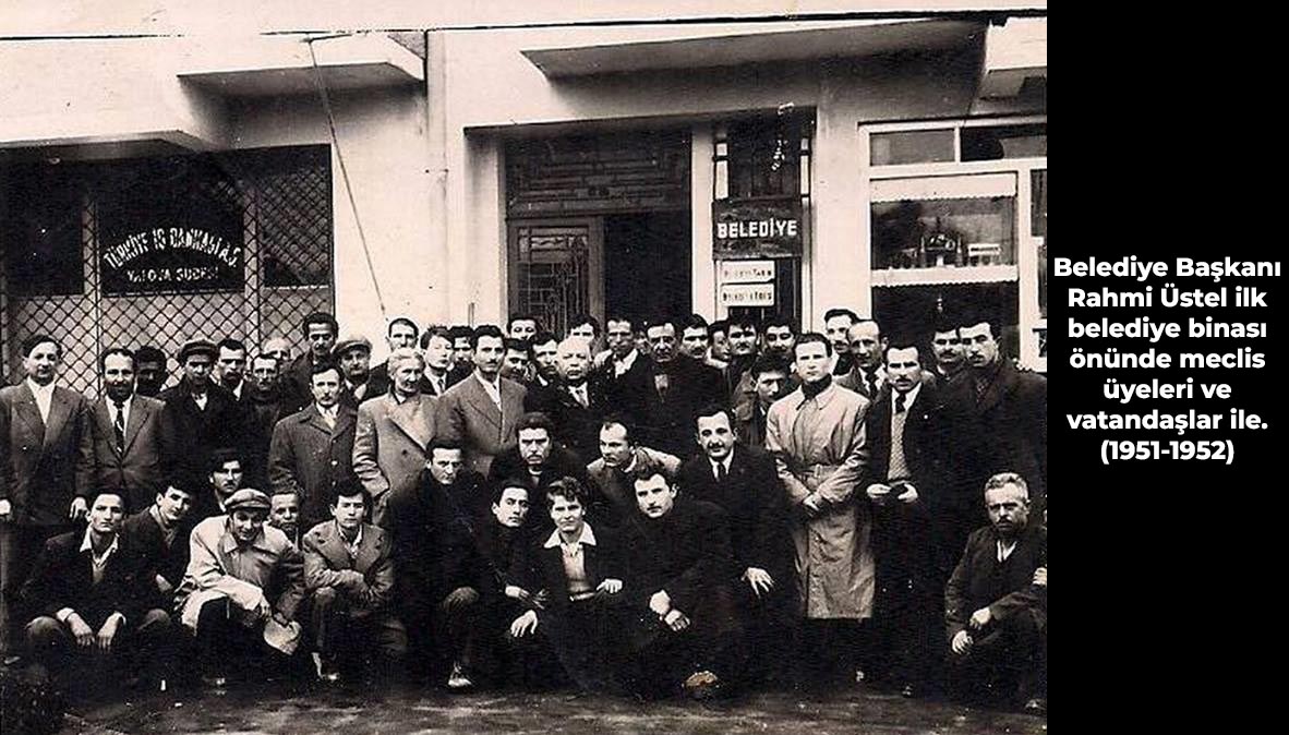 Foto 5 Belediye Başkanı Rahmi Üstel Ilk Belediye Binası Önünde Meclis Üyeleri Ve Vatandaşlar Ile. (1951 1952)