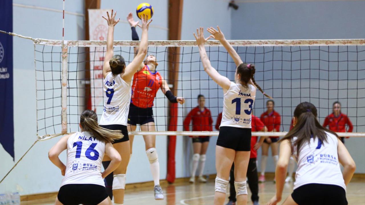 Yalova Ciftlikkoy Belediyespor Ikincilik Voleybol Mac File (1)-1