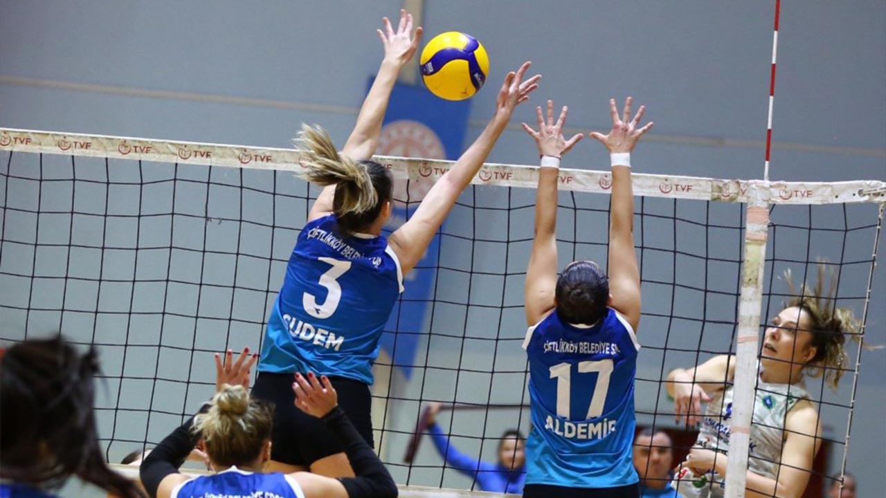 Yalova Ciftlikkoy Belediyespor Ikincilik Voleybol Mac File (1)