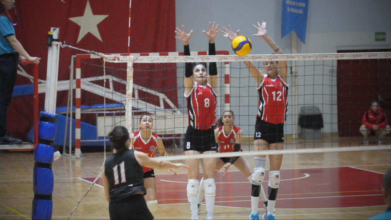 Yalova Ciftlikkoy Belediyespor Voleybol Sultan File Lider (1)