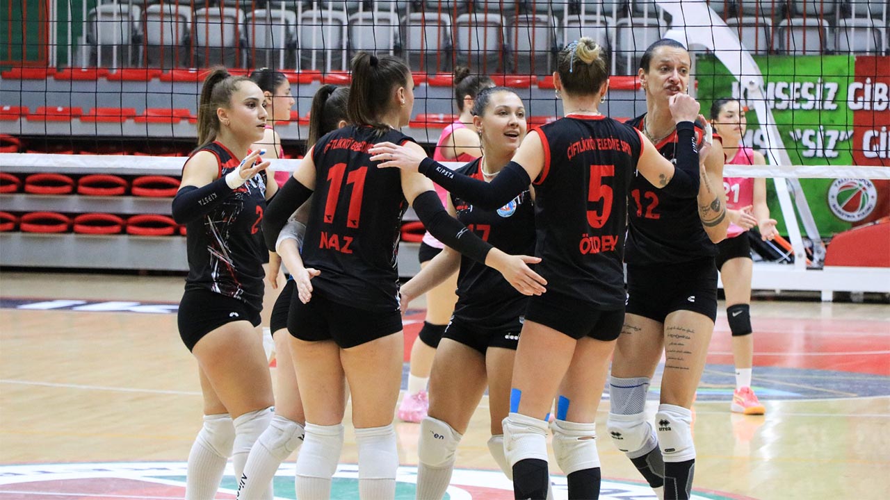 Yalova Ciftlikkoy Belediyespor Voleybol Uludag Set (1)