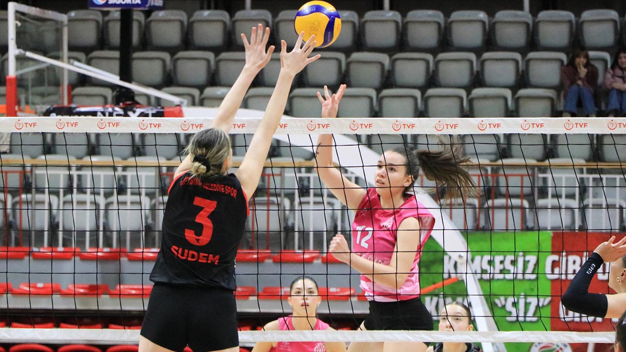 Yalova Ciftlikkoy Belediyespor Voleybol Uludag Set (4)