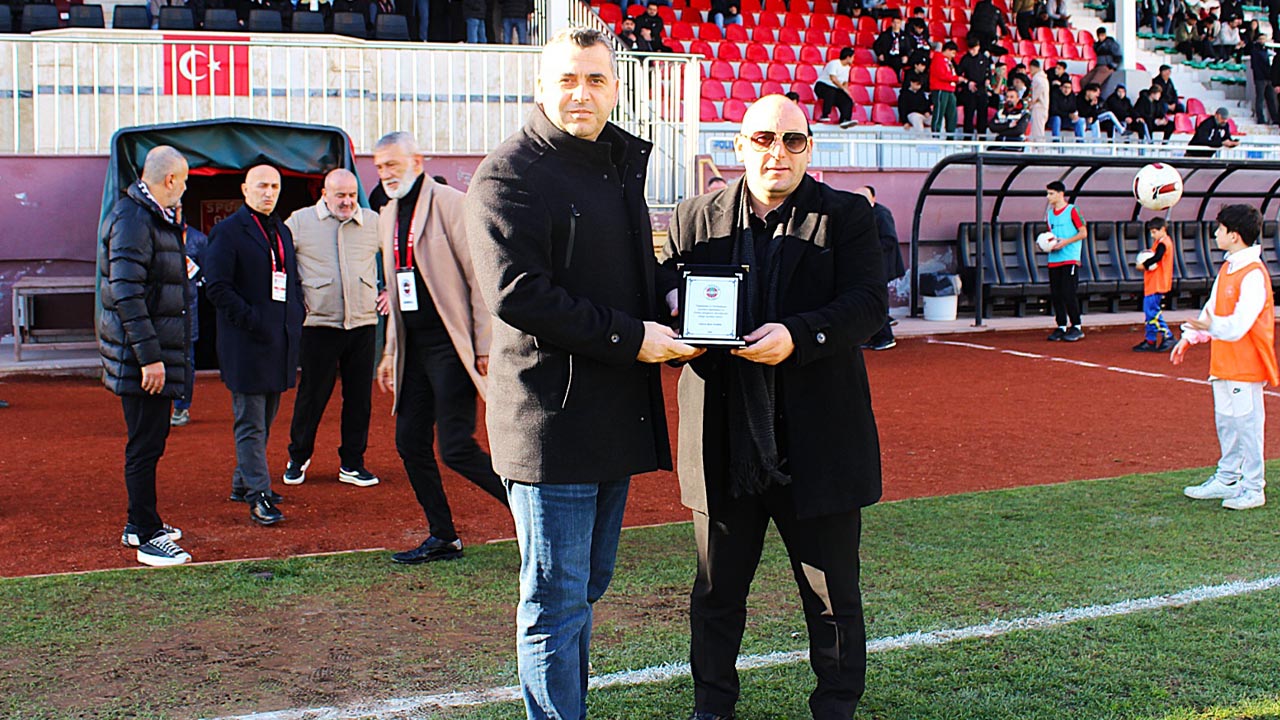 Yalova Yalovaspor Baskan Vekil Kadkoy Belediye Baskan Tesekkur Plaketleri (3)