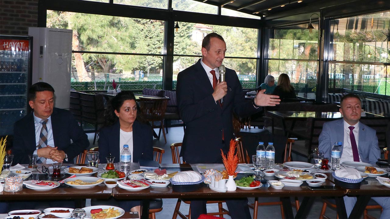 Yalova Ciftlikoy Belediye Baskan Yalova Gazeteciler Gun Kutlama Kahvalti Gundem Soru Cevap (2)