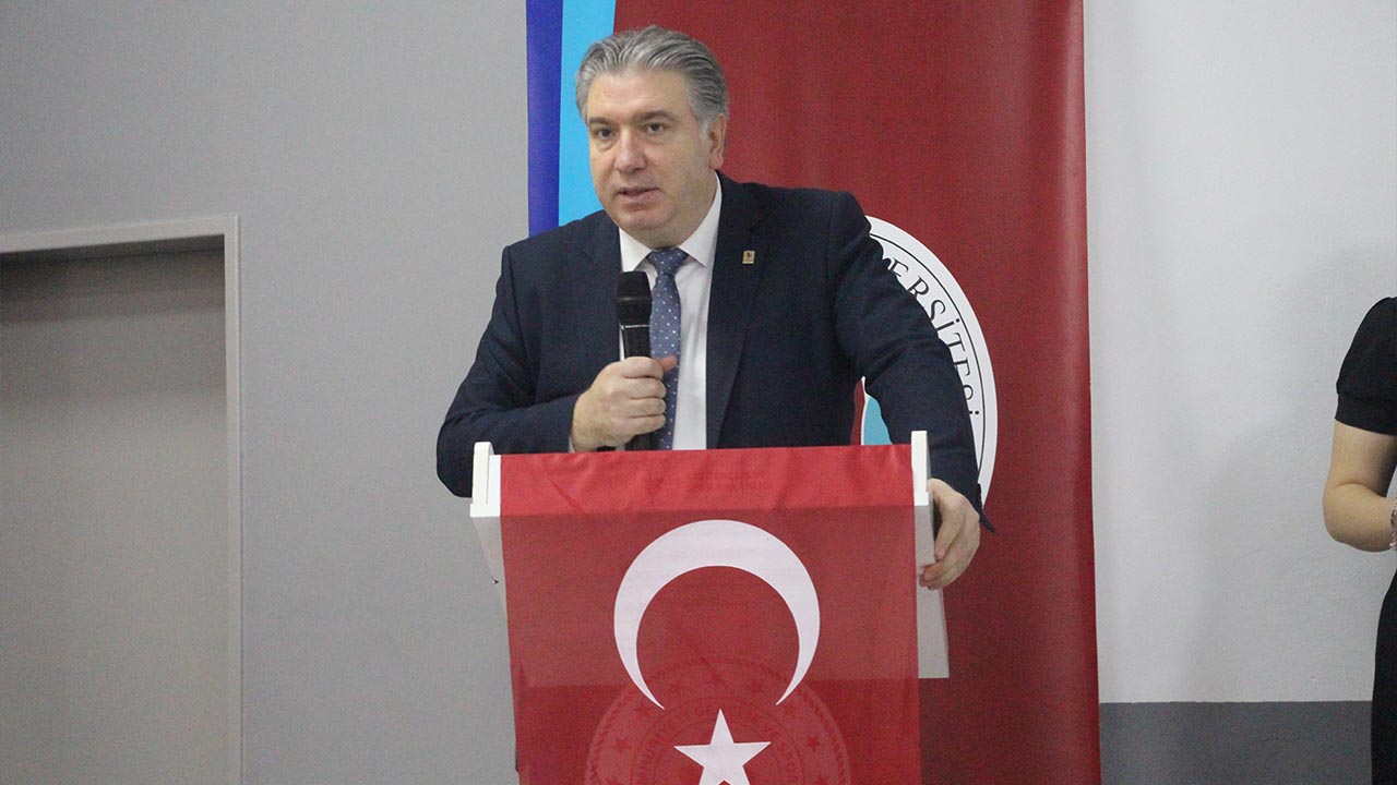 Yalova Üniversitesi Rektörü Bahçekapılı