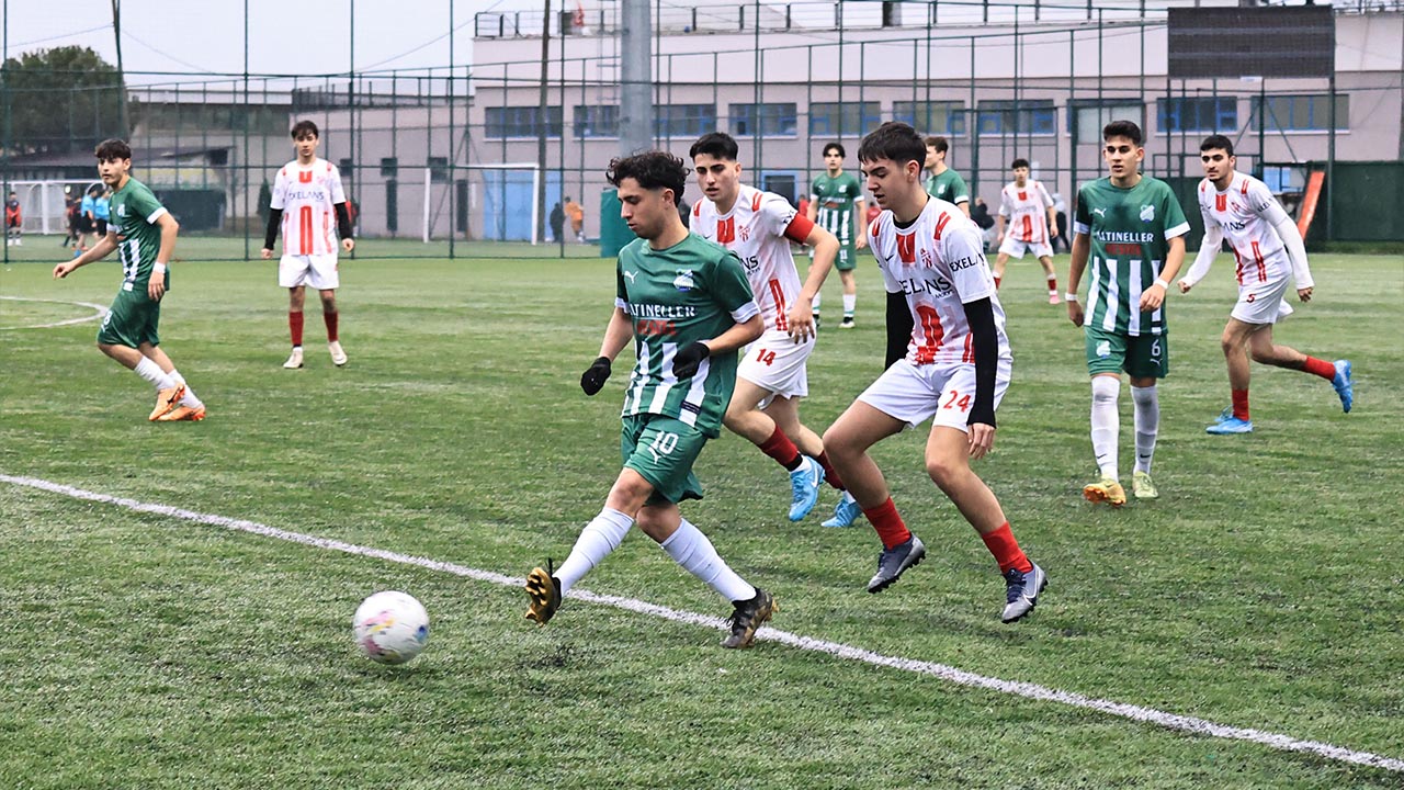 Yesil Yalova Fk Futbol Mac (4)