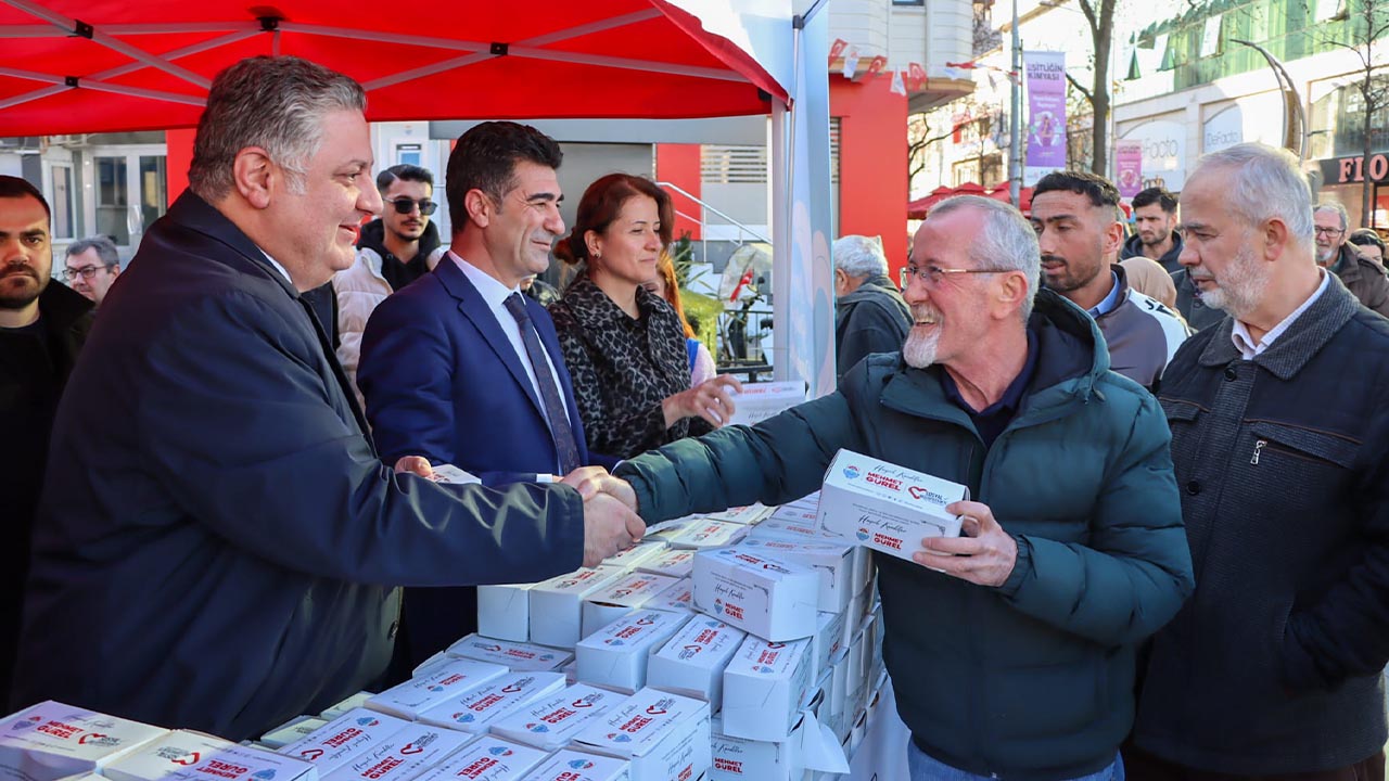 Yalova Belediye Baskan Regaip Kandil Simit Dagitim (5)