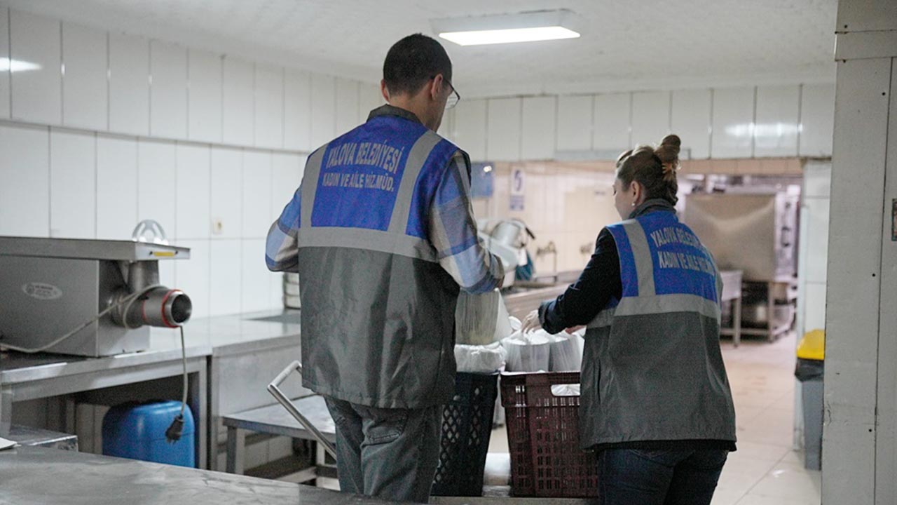 Yalova Belediye Kadin Aile Birim Ihtiyac Sahibi Vatandas Sicak Yemek Dagitim (7)