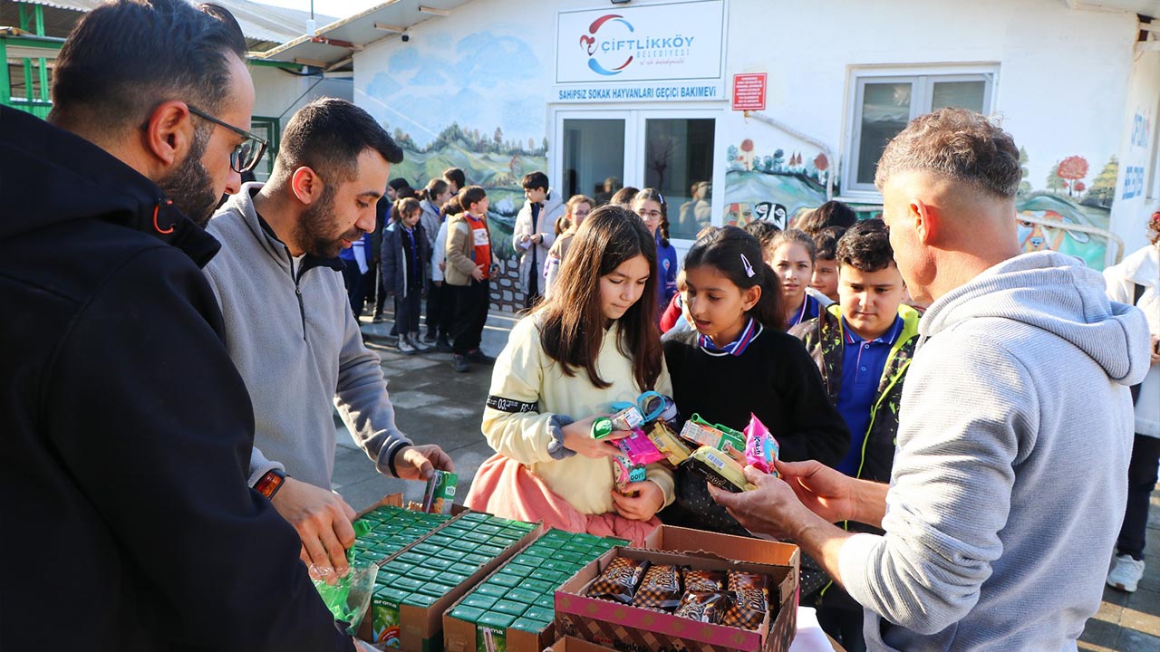 Yalova Ciftlikkoy Belediye Baskan Sokak Hayvan Bakimevi Cocuk Ziyaret (1)