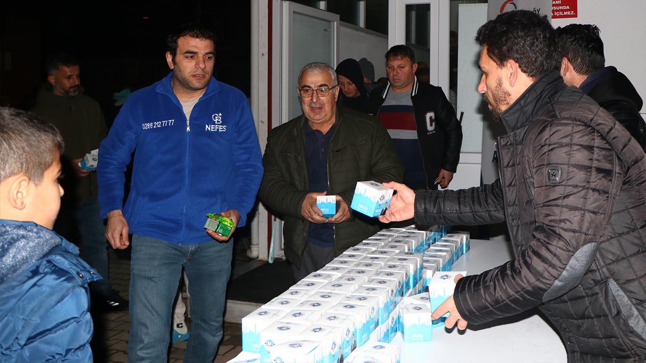 Yalova Ciftlikkoy Belediye Cami Kandil Simit Dagitim (3)