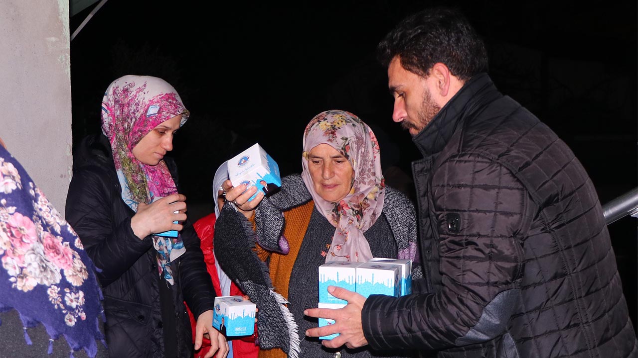 Yalova Ciftlikkoy Belediye Cami Kandil Simit Dagitim (6)