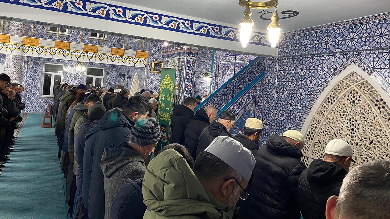 Yalova Ciftlikkoy Cami Cemaat Namaz (2)