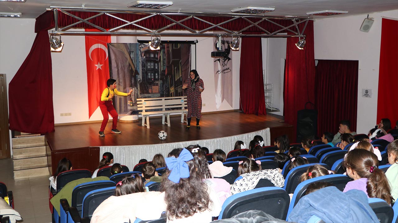 Yalova Ciftlikkoy Kultur Tiyatro Eglence (6)