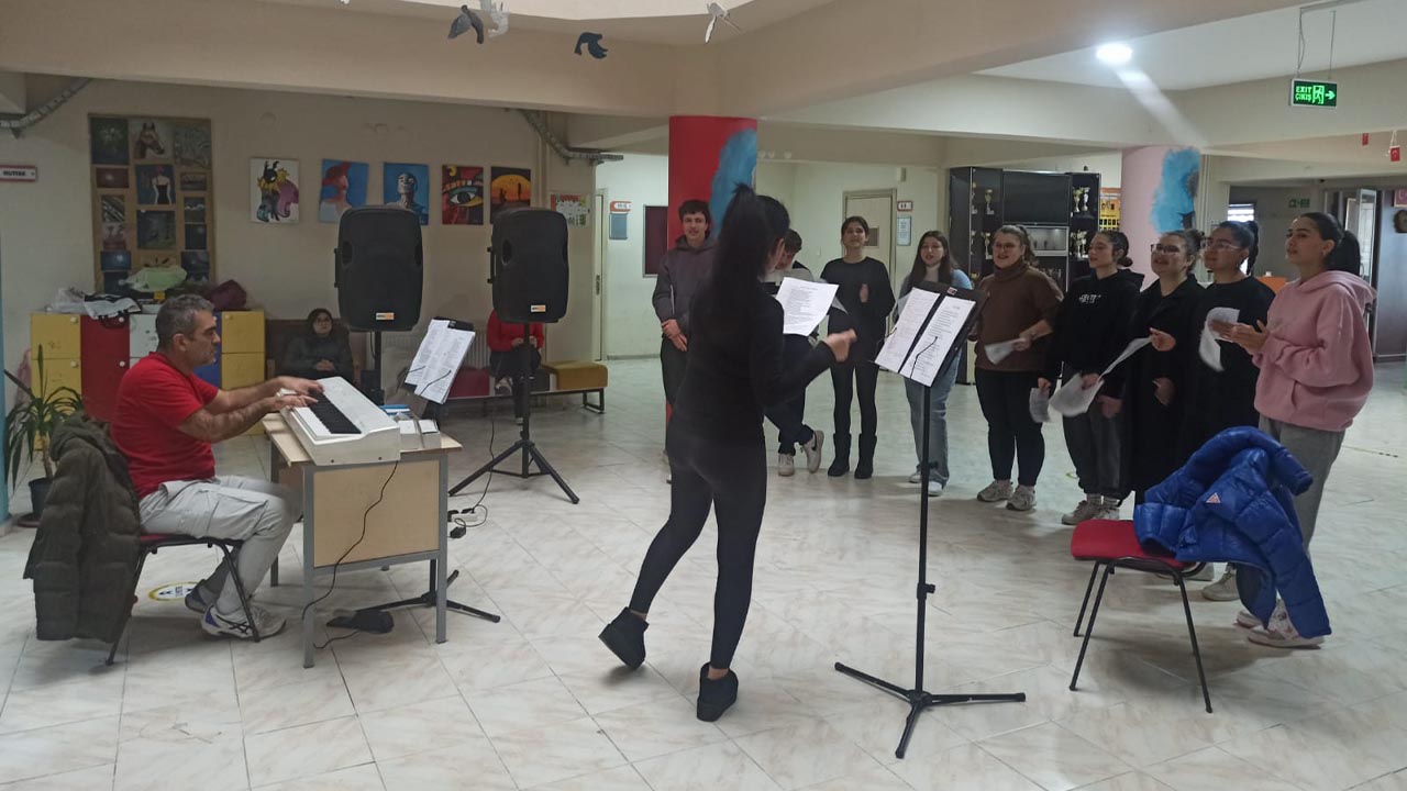 Yalova Cinarcik Ataturk Anadolu Lisesi Ogrencileri Sezen Aksu Konser (2)