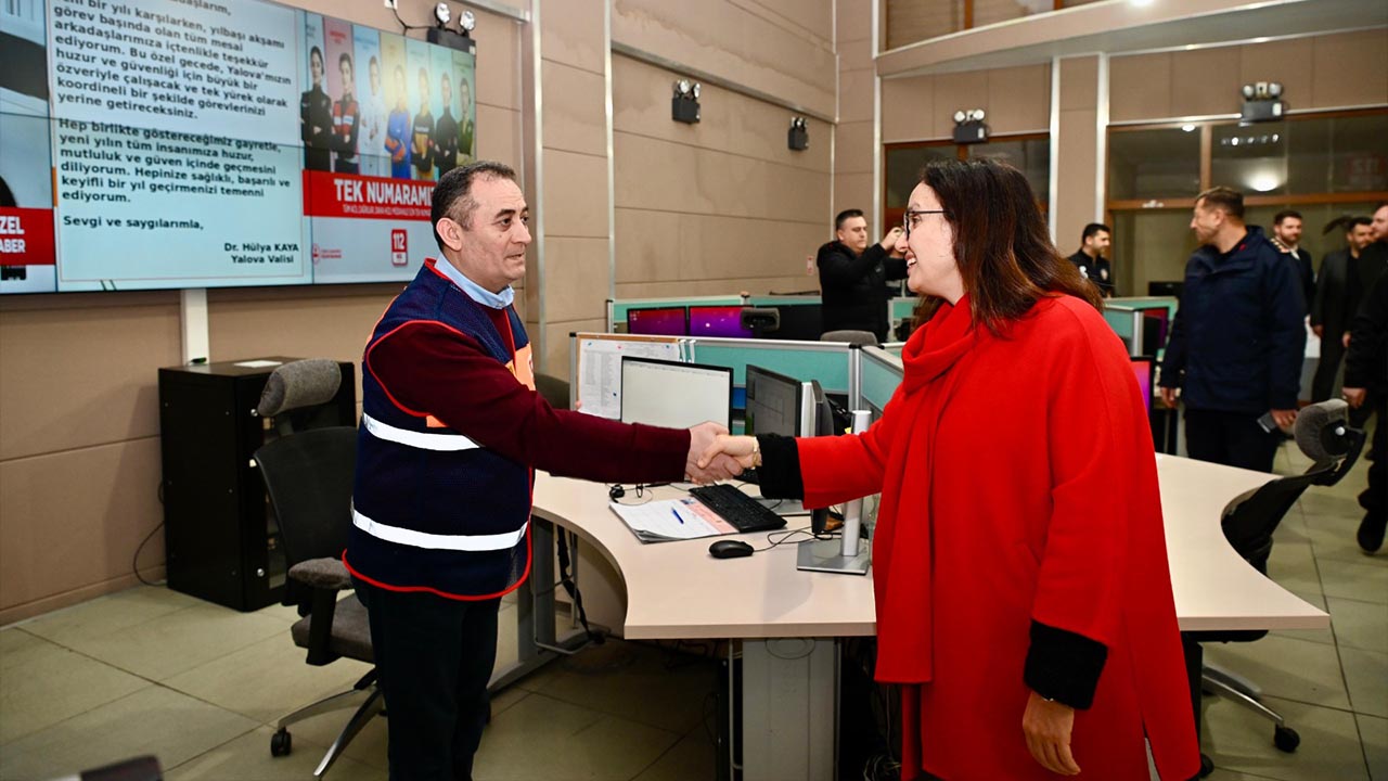 Yalova Vali Ak Parti Vekil Yilbasi Gecesi Personel Nobetci Vatandas Haber (3)