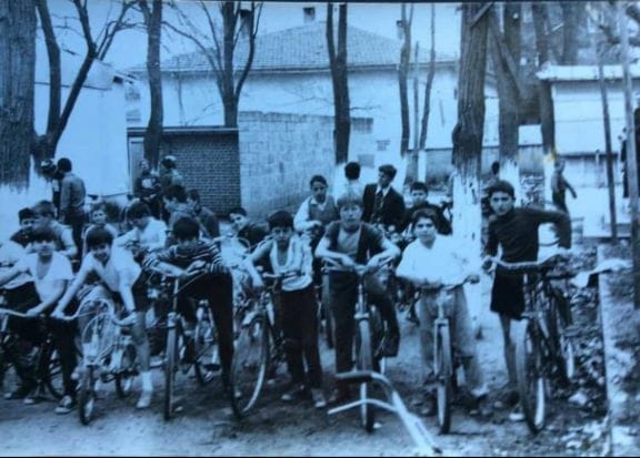 Foto 15 Akasyapark Önünde Toplanan Yalovalı Minik Bisikletçiler. (1973)