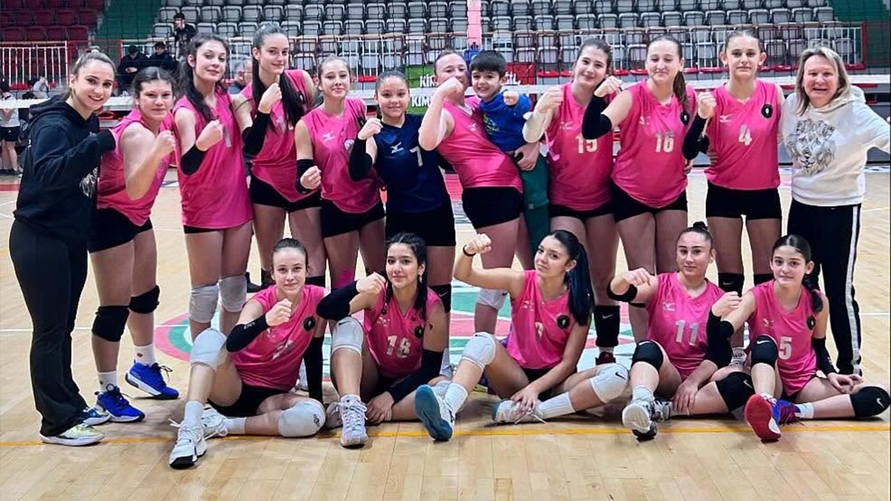 Yalova Ciftlikkoy Belediyespor Takim Voleybol Adil Yele Ziyaret Baskan (2)