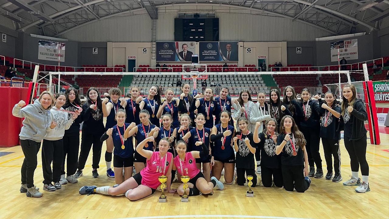 Yalova Ciftlikkoy Belediyespor Takim Voleybol Adil Yele Ziyaret Baskan (3)