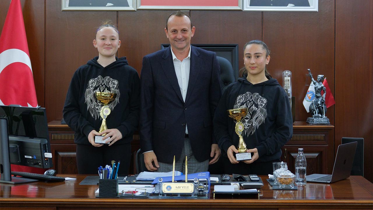 Yalova Ciftlikkoy Belediyespor Takim Voleybol Adil Yele Ziyaret Baskan (4)