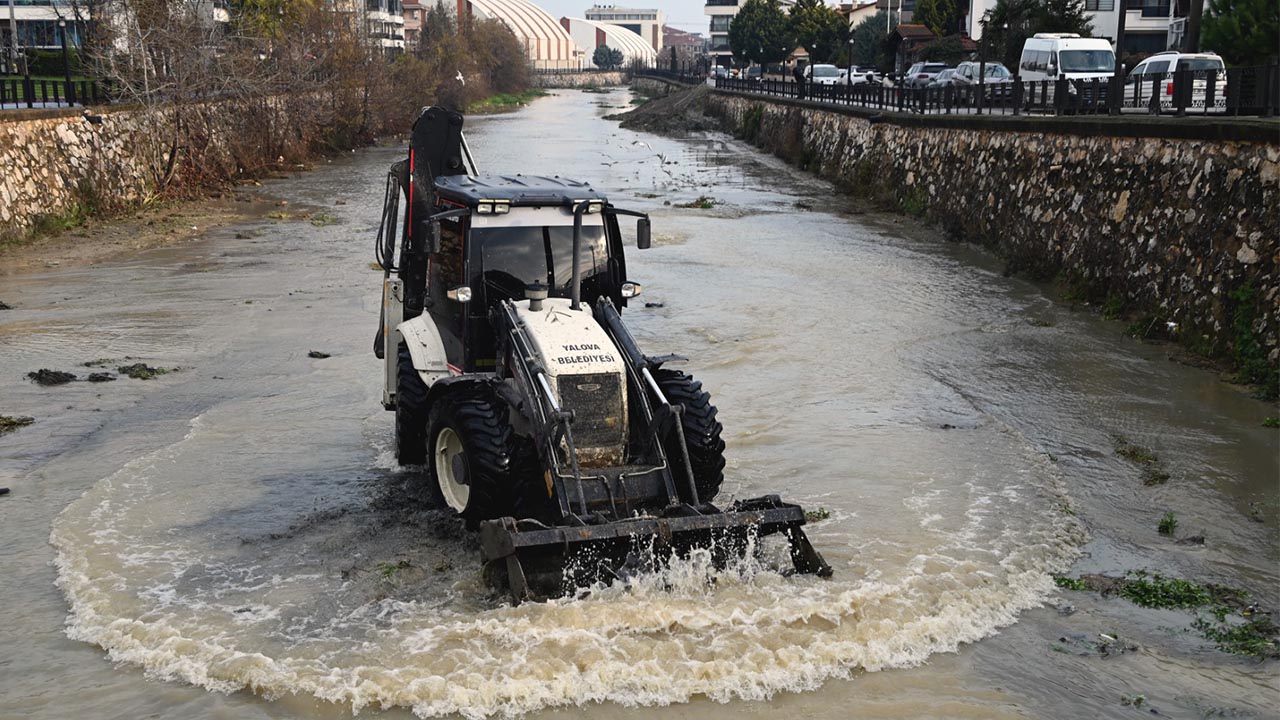 Yalova Belediye Fen Isleri Ekipler Safran Dere Temizlik Calisma (1)