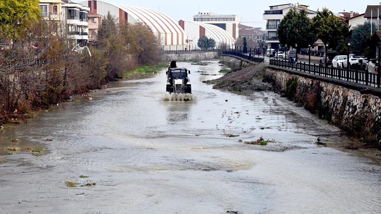 Yalova Belediye Fen Isleri Ekipler Safran Dere Temizlik Calisma (2)