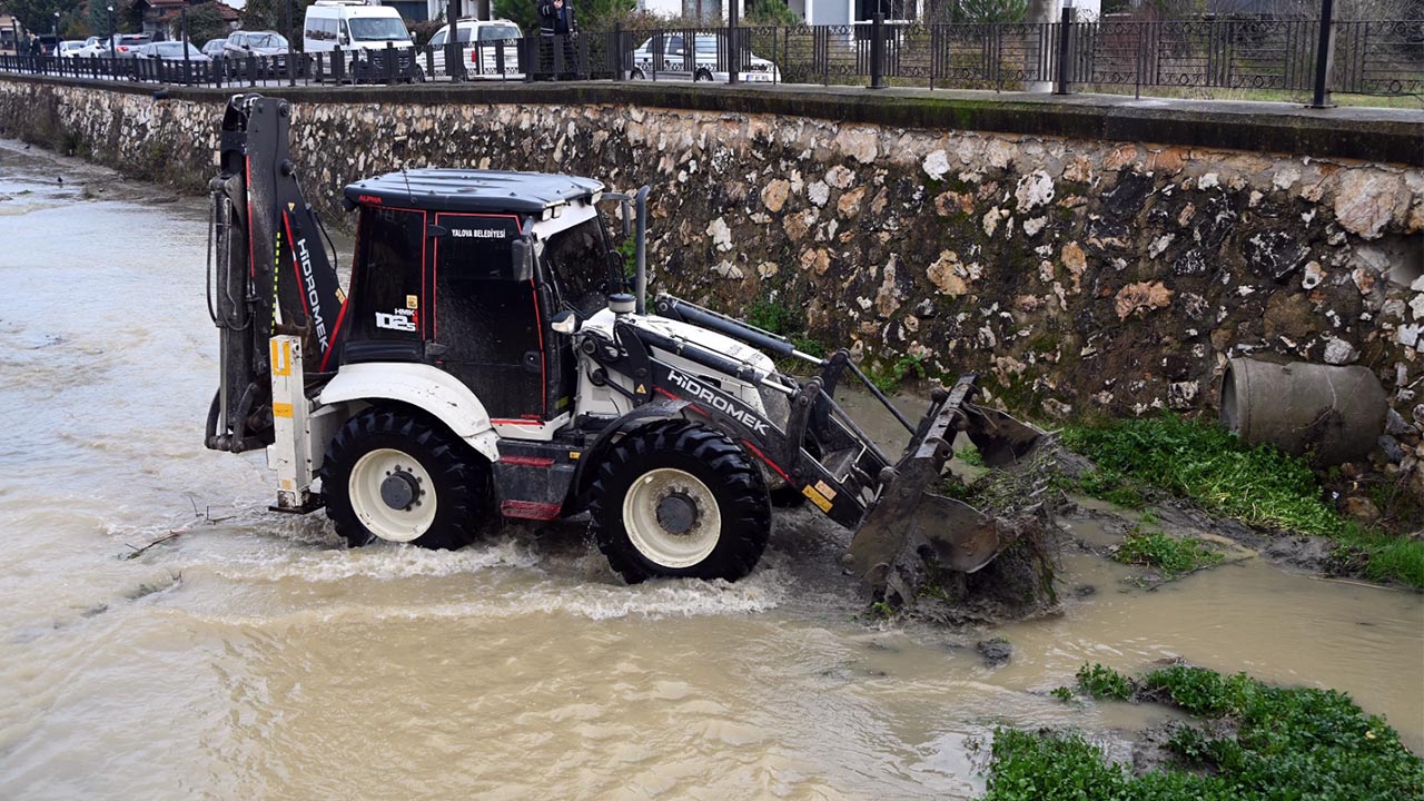 Yalova Belediye Fen Isleri Ekipler Safran Dere Temizlik Calisma (4)