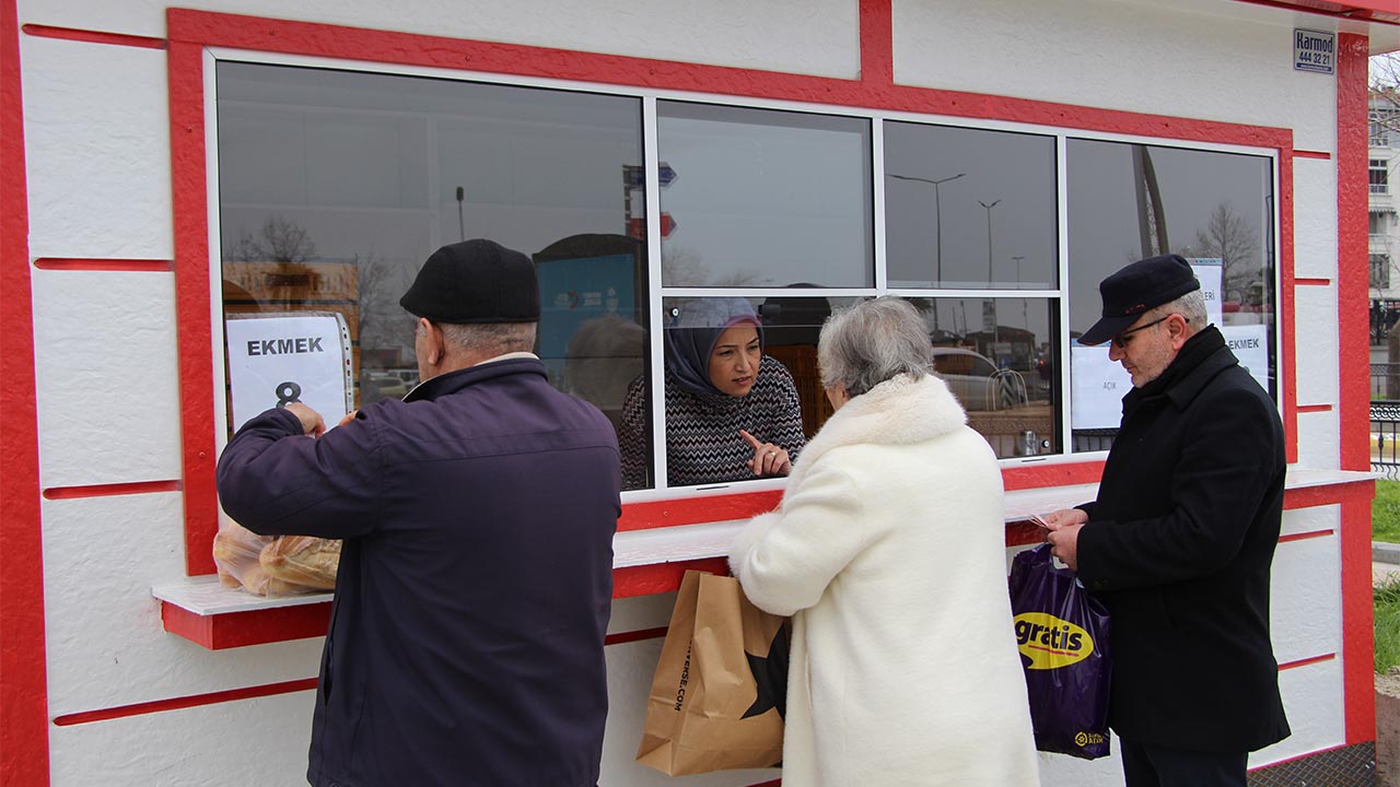 Yalova Belediye Sosyal Belediyecilik Halk Ekmek Bufe Beyaz Kepek Ekmek Satis Vatandas Ilgi (1)