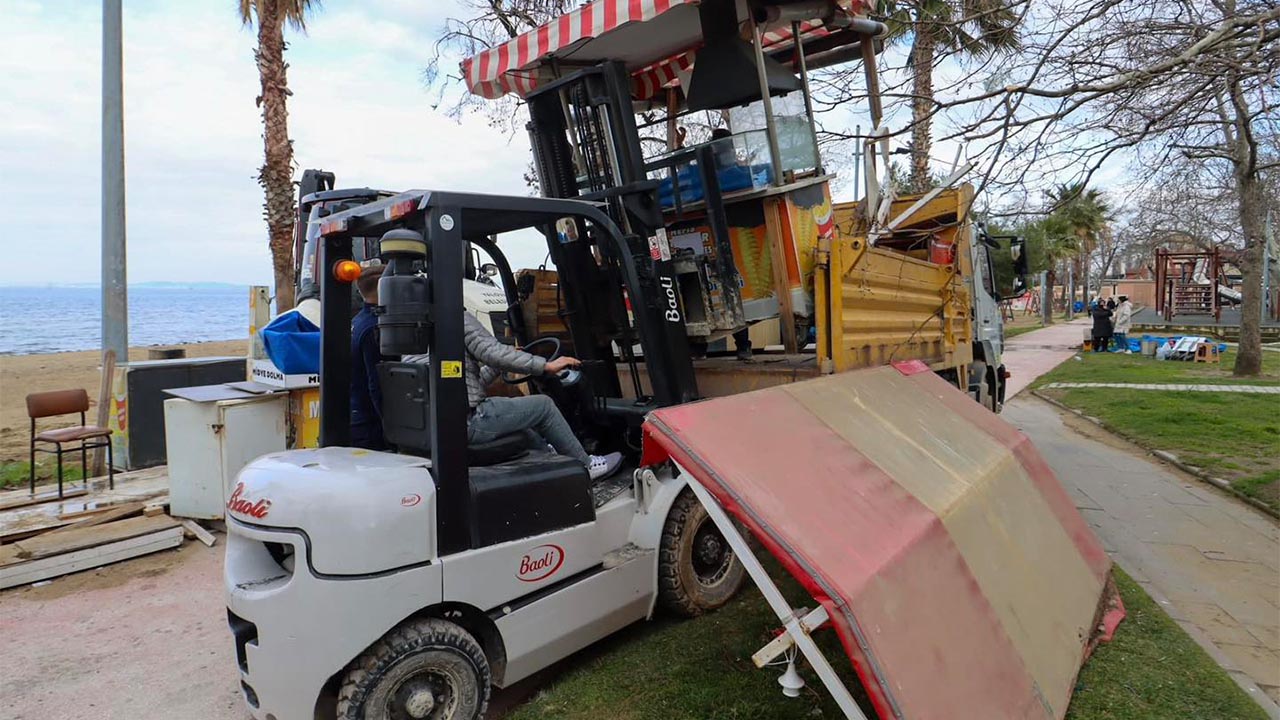 Yalova Belediyesi Sahil Akasya Plaj Baraka Tezgah Zabita Ekipler Mudahale (2)