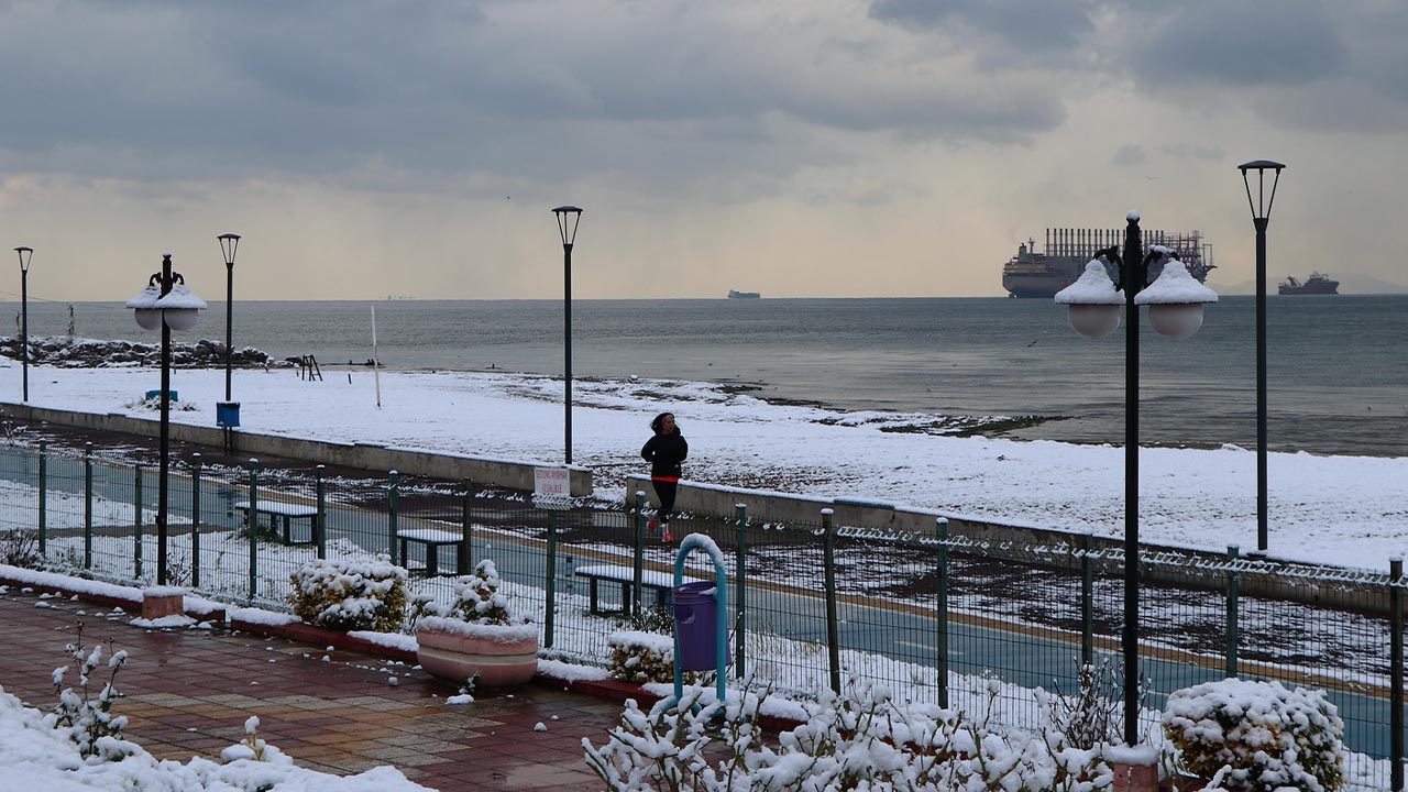 Yalova Ciftlikkoy Cocuk Genc Yetiskin Kar Eglence Yuruyus Keyif (6)