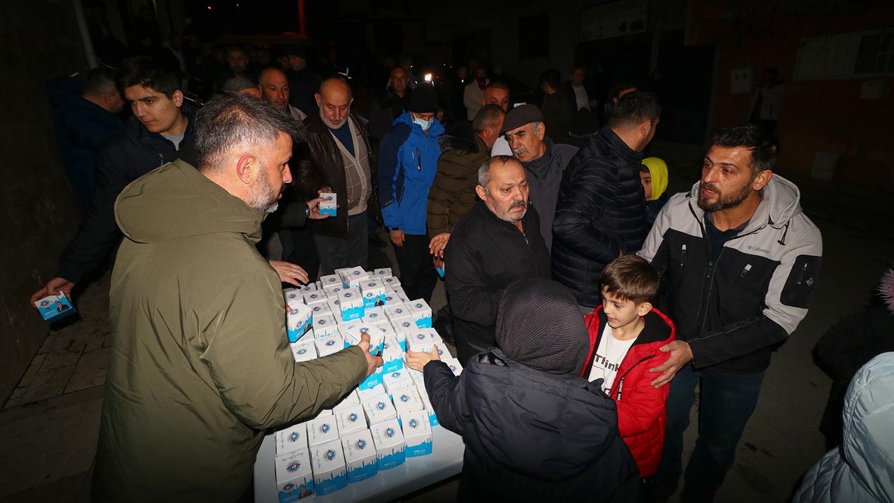 Yalova Ciftlikkoy Ilce Cami Belediye Kandil Simit Dagitim (2)