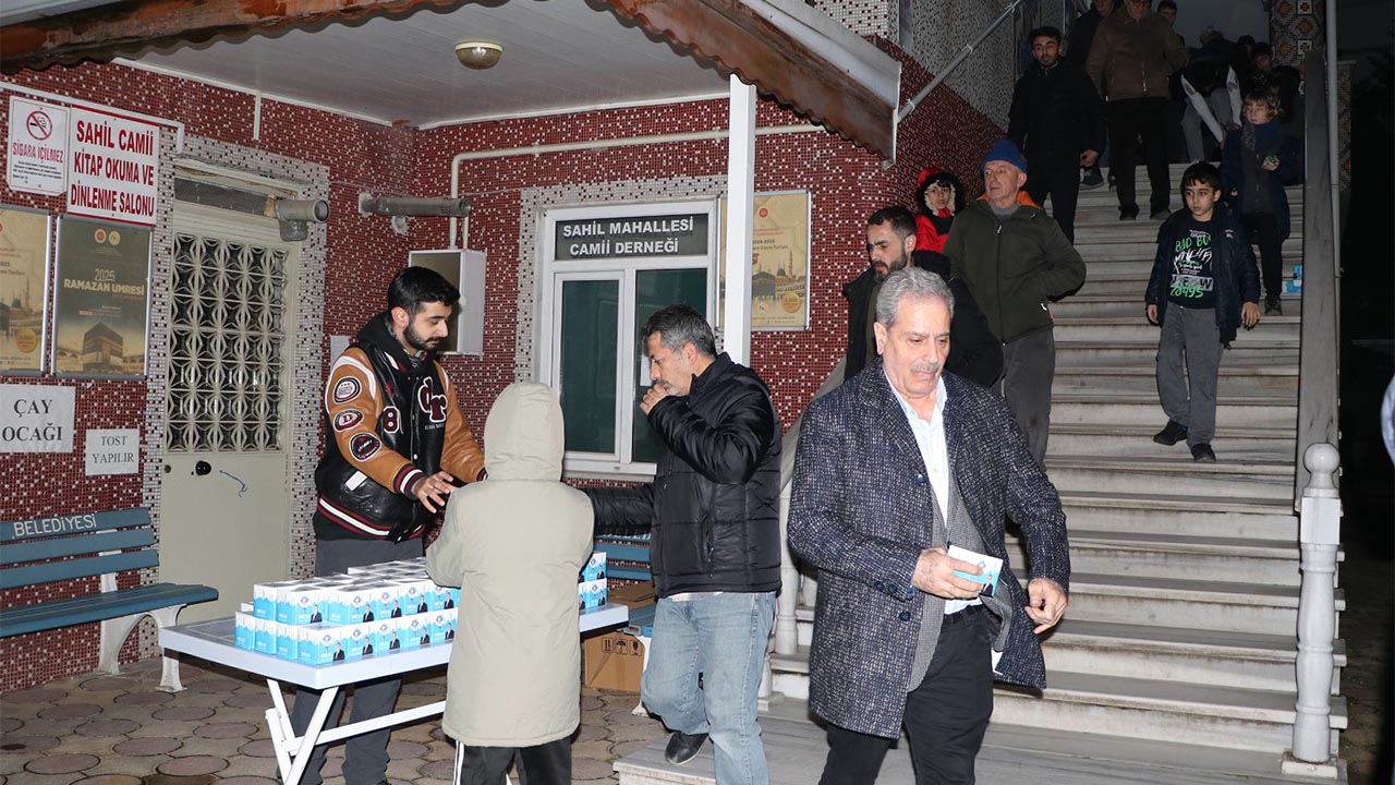 Yalova Ciftlikkoy Ilce Cami Belediye Kandil Simit Dagitim (4)