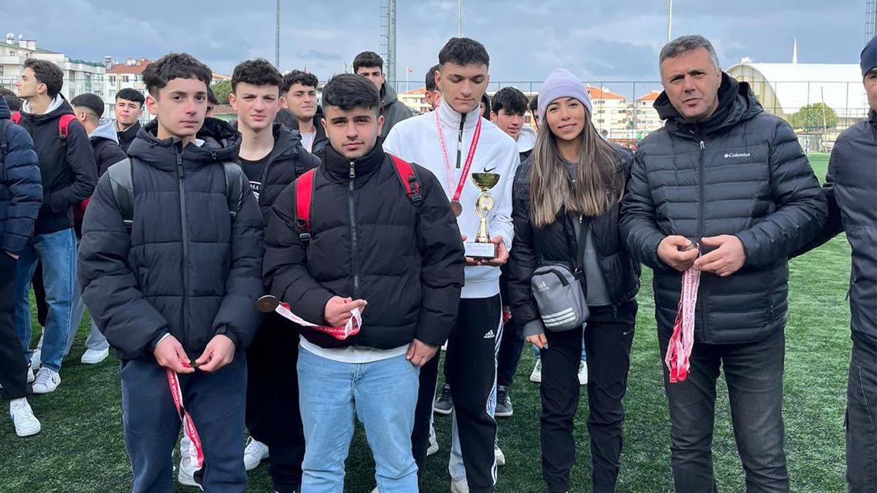 Yalova Okul Spor Futbol Halil Inalcik Sampiyon (1)