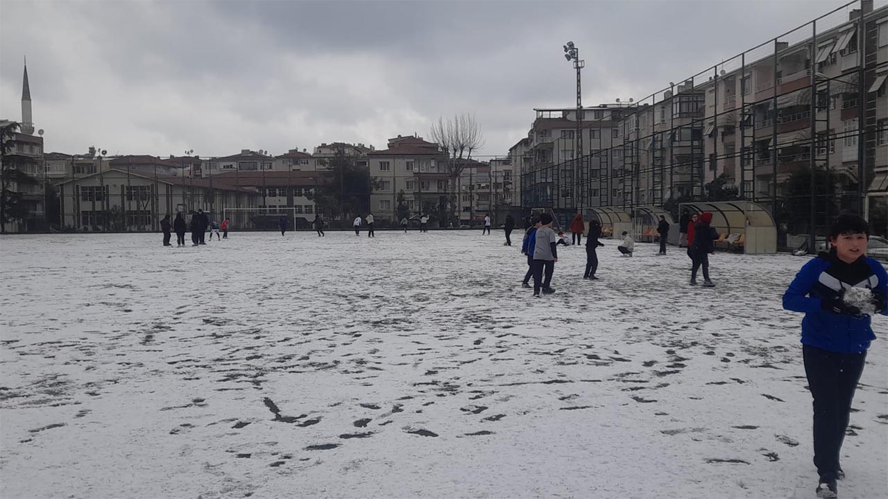 Yalova Tugrul Sener Stadi Kar Yagis Cocuklar Eglence Oyun (1)