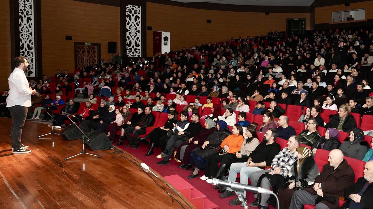 Yalova Turkiye Turne Devamsiz Isler Tiyatro (5)