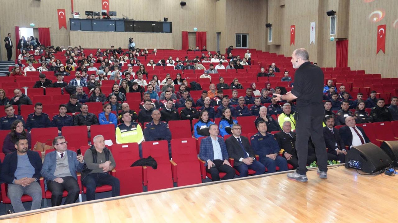 Yalova Universitesi Ahmet Sula Ogrenci Gosteri (3)