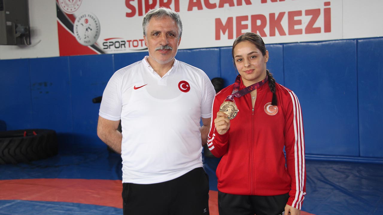 Yalova Termal Belediyespor Kadin Guresci Sampiyon Spor Saati Gures Tuba Demir U23 Avrupa Sampiona (2)