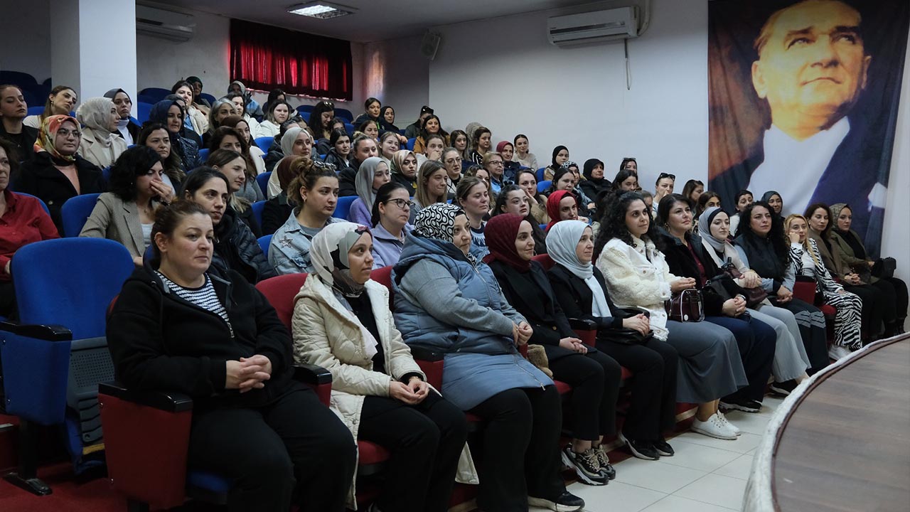 Yalova Ciftlikkoy Belediye Baskan Kadinlar Gun Personel Izin Sergi Acilis (1)