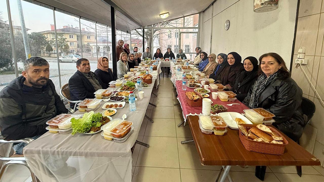 Yalova Ak Parti Milletvekil Meliha Akyol Kadin Esnaf Iftar (1)