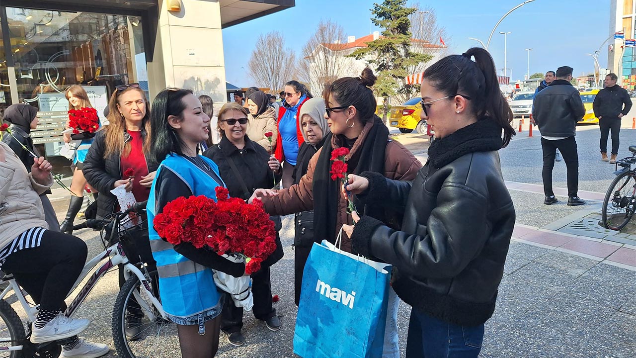 Yalova Anahtar Parti Genclik Kollari Kadinlar Gun Karanfil Dagitma Il Baskan Aciklama (2)